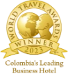 Medalla de los World Travel Awards 2023 con las siluetas doradas de dos rostros.