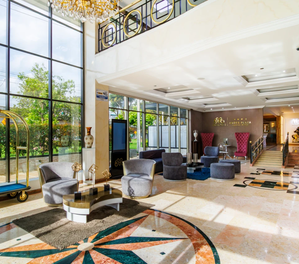 Lobby de hotel elegante con muebles modernos y decoraci&oacute;n luminosa.