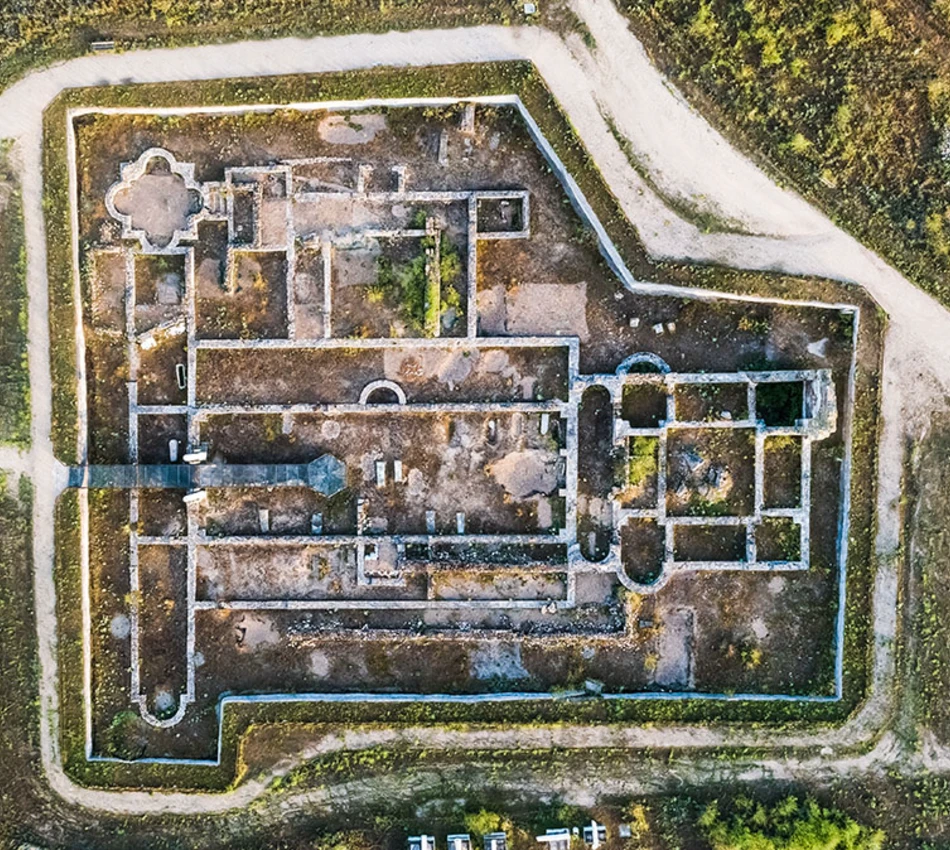 Ruinas a&eacute;reas de una estructura rectangular con subdivisiones internas.