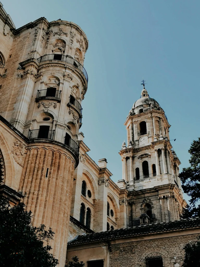 Catedral con arquitectura cl&aacute;sica y cielo despejado de fondo.
