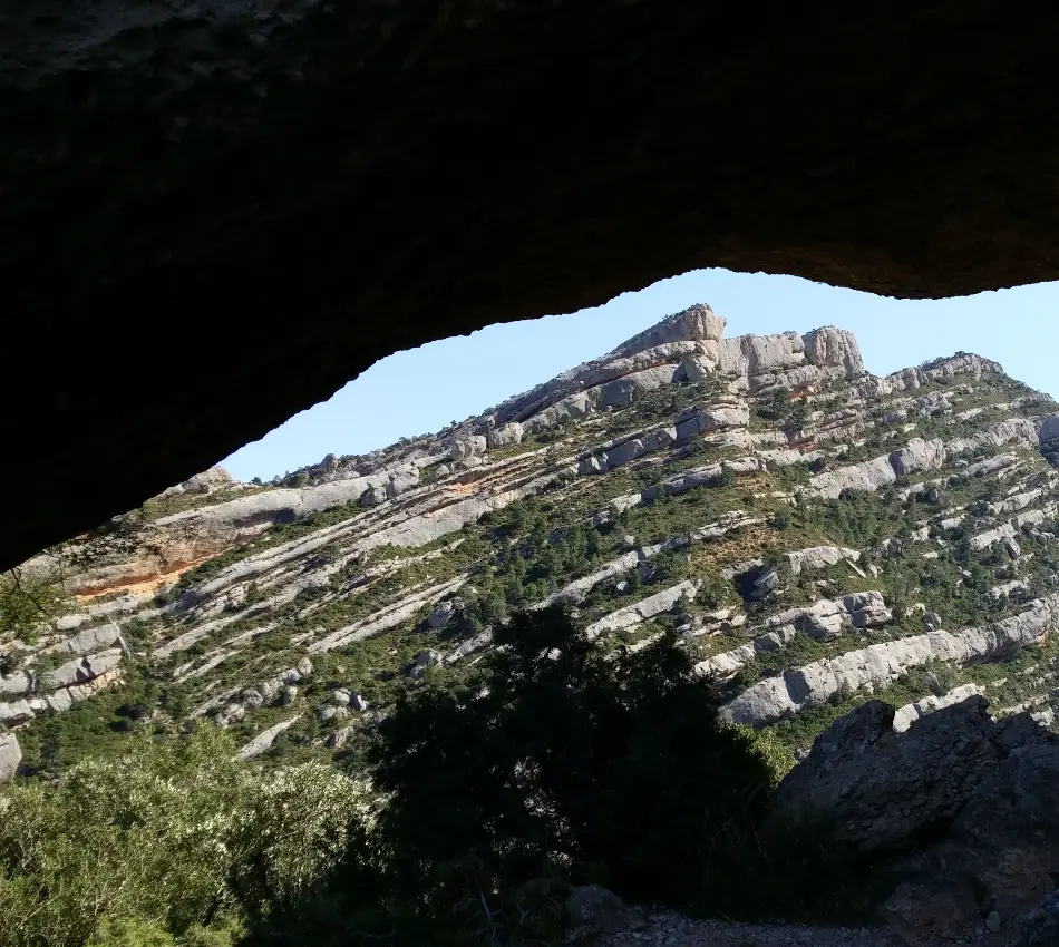 Paisatge muntany&oacute;s amb vista des d'una cova.