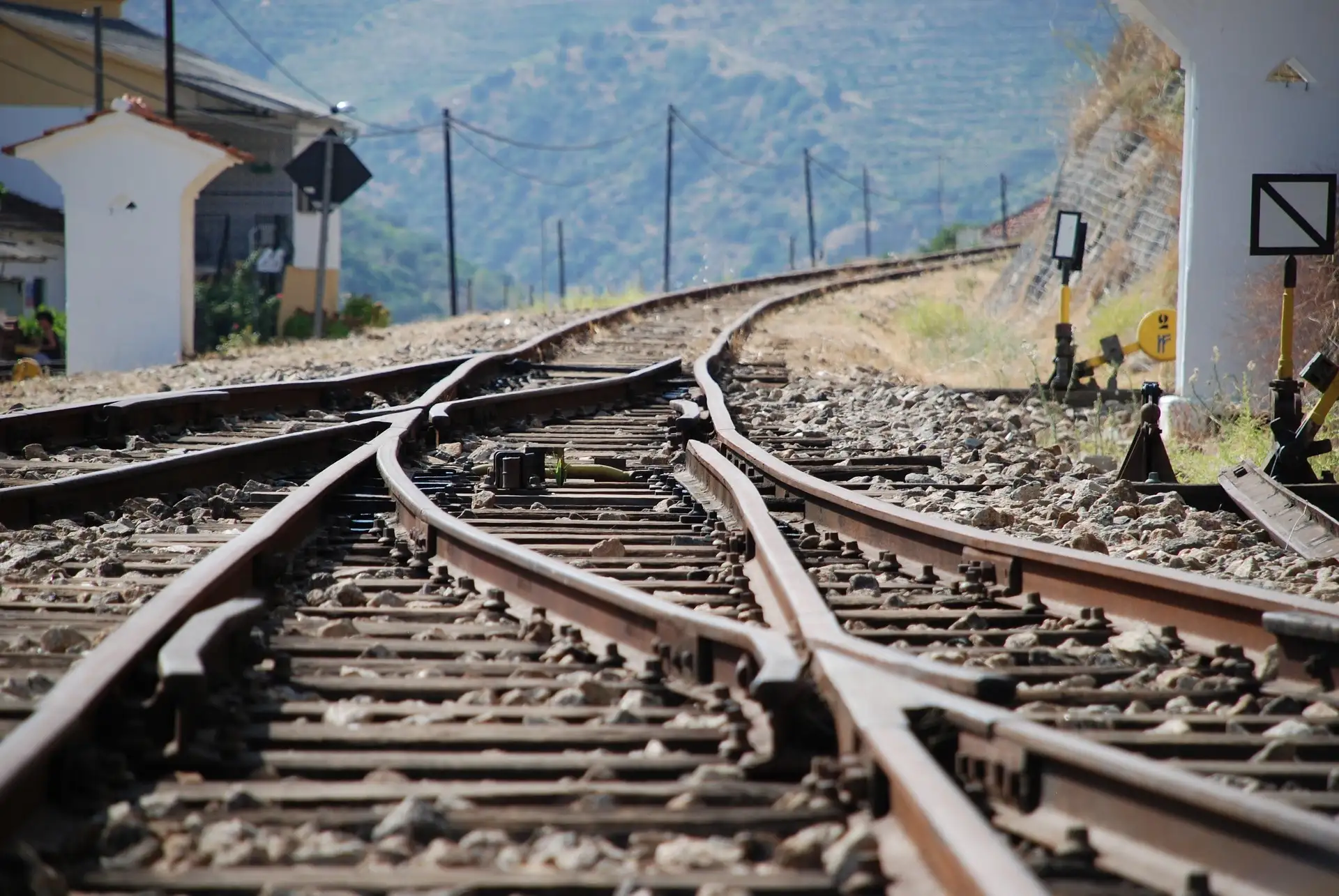 Trilhos de trem se bifurcando em um cen&aacute;rio rural.