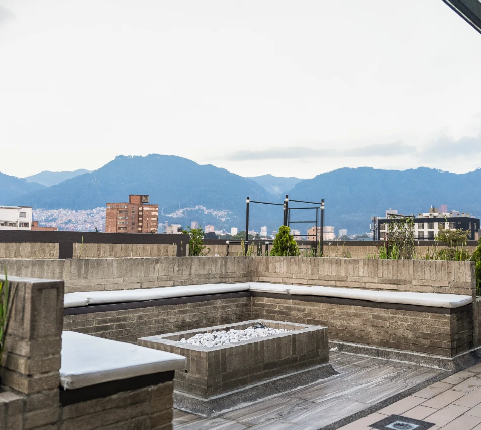 Terraza moderna con vistas a monta&ntilde;as y ciudad al fondo.