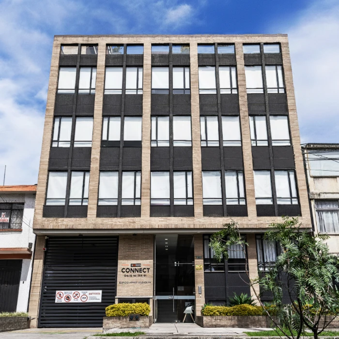 Edificio de oficinas moderno con fachada de ladrillo y ventanas.