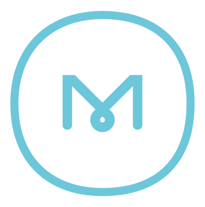 Letra "M" en azul claro dentro de un c&iacute;rculo del mismo color.