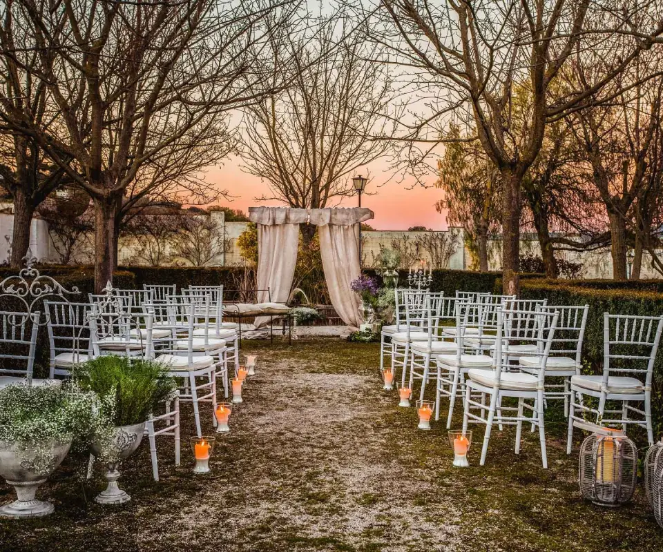 Ceremonia al aire libre al atardecer, con sillas y altar decorados.