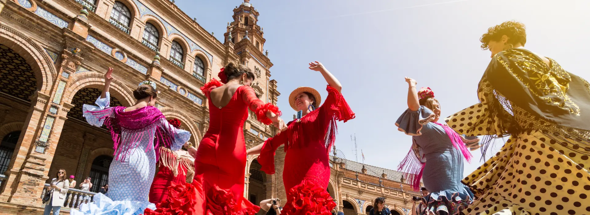 Bailarinas flamencas en la Plaza de Espa&ntilde;a, Sevilla, bajo el sol.