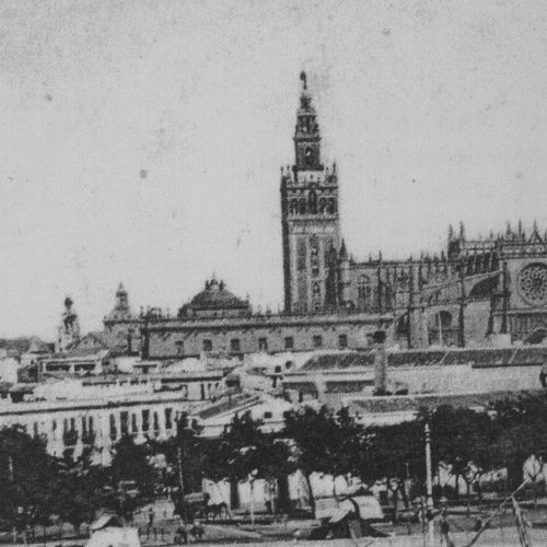 Vista antigua de la Giralda y la Catedral de Sevilla en blanco y negro.