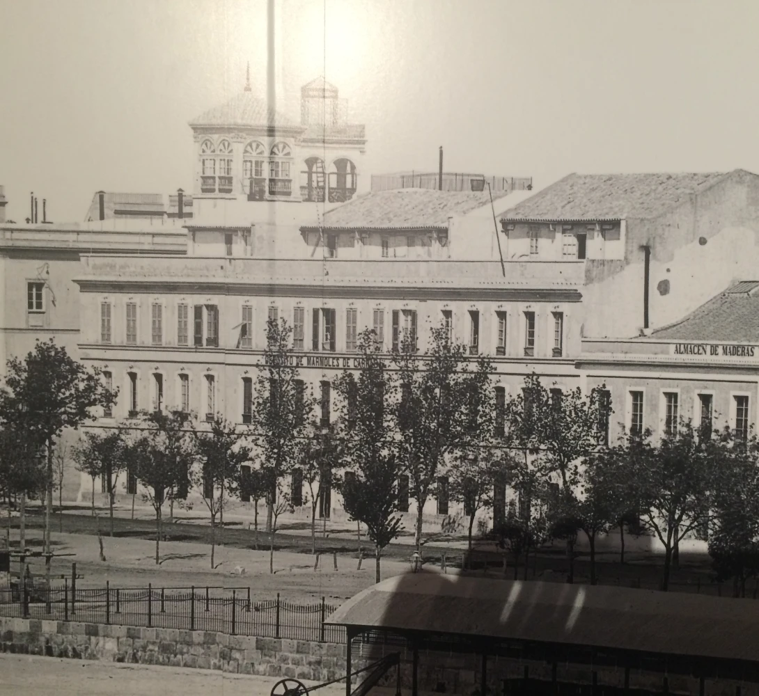 Edificio antiguo con fachada cl&aacute;sica y &aacute;rboles al frente.
