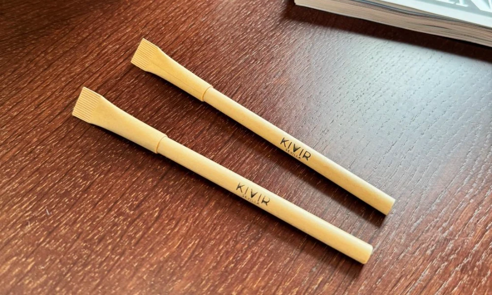 Dos pinceles de bamb&uacute; sobre una mesa de madera.