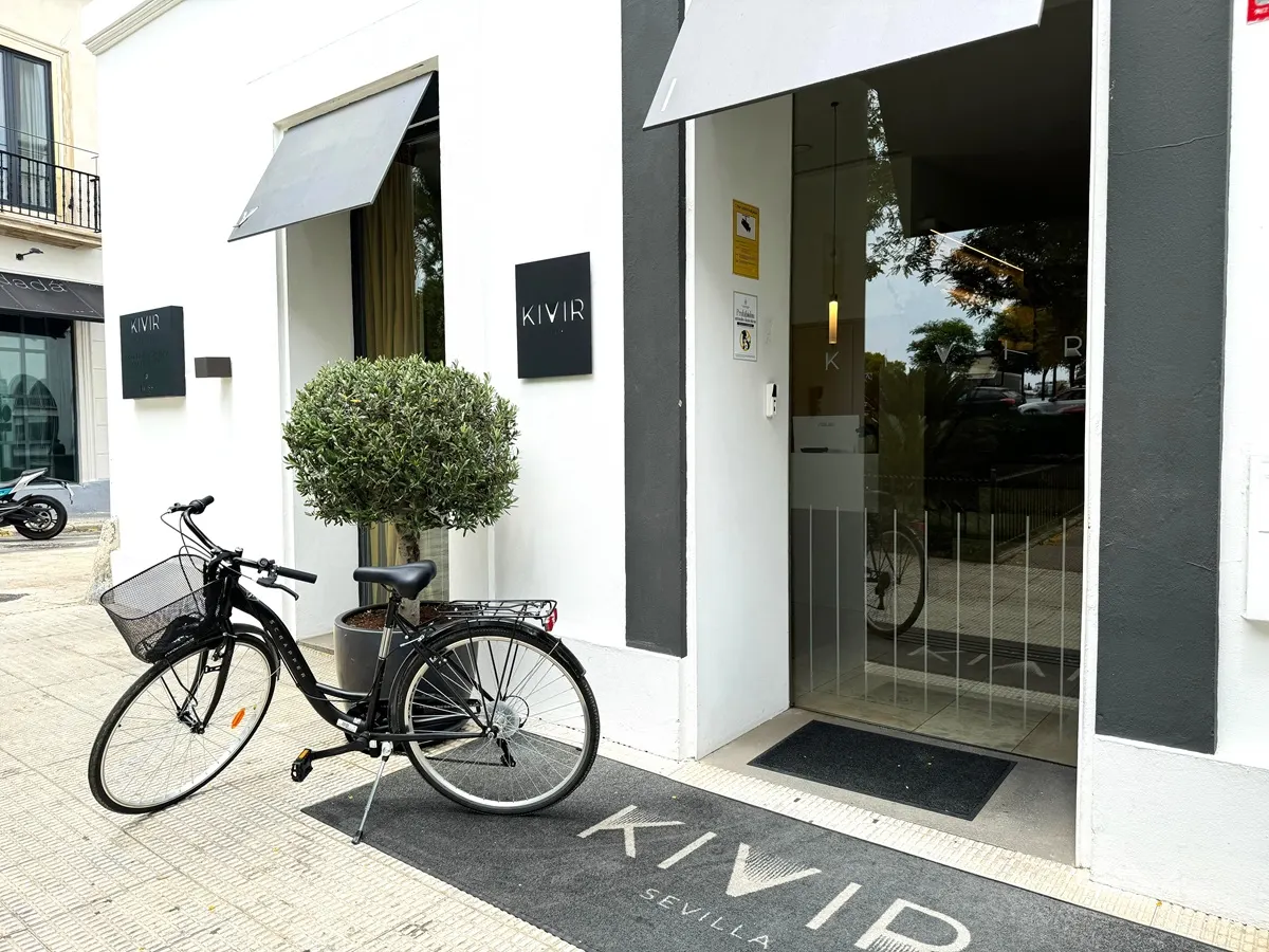 Bicicleta aparcada frente a la entrada del edificio Kivir en Sevilla.