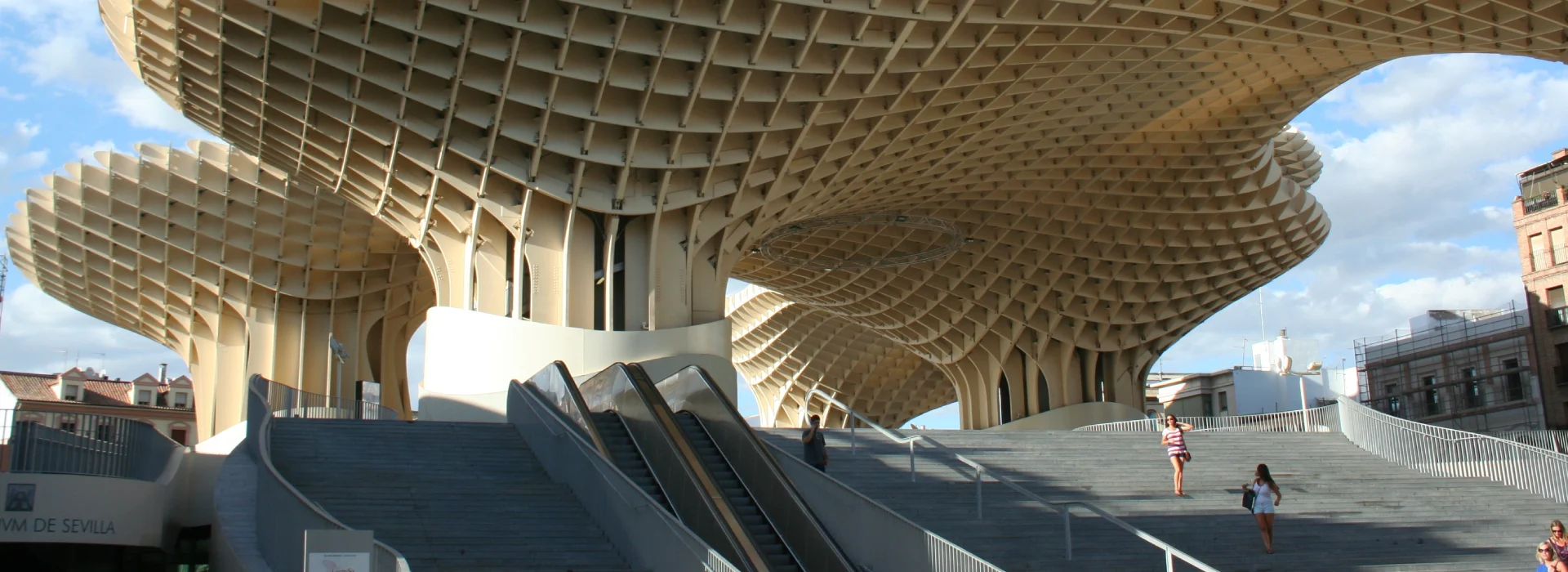 Estructura moderna y geom&eacute;trica sobre escaleras en un entorno urbano.