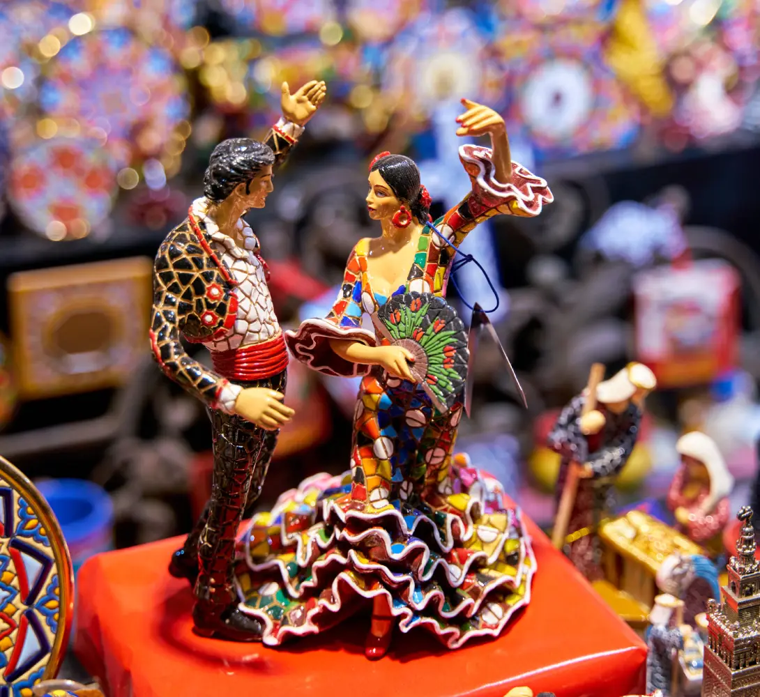 Estatuillas coloridas de pareja bailando flamenco en exhibici&oacute;n.