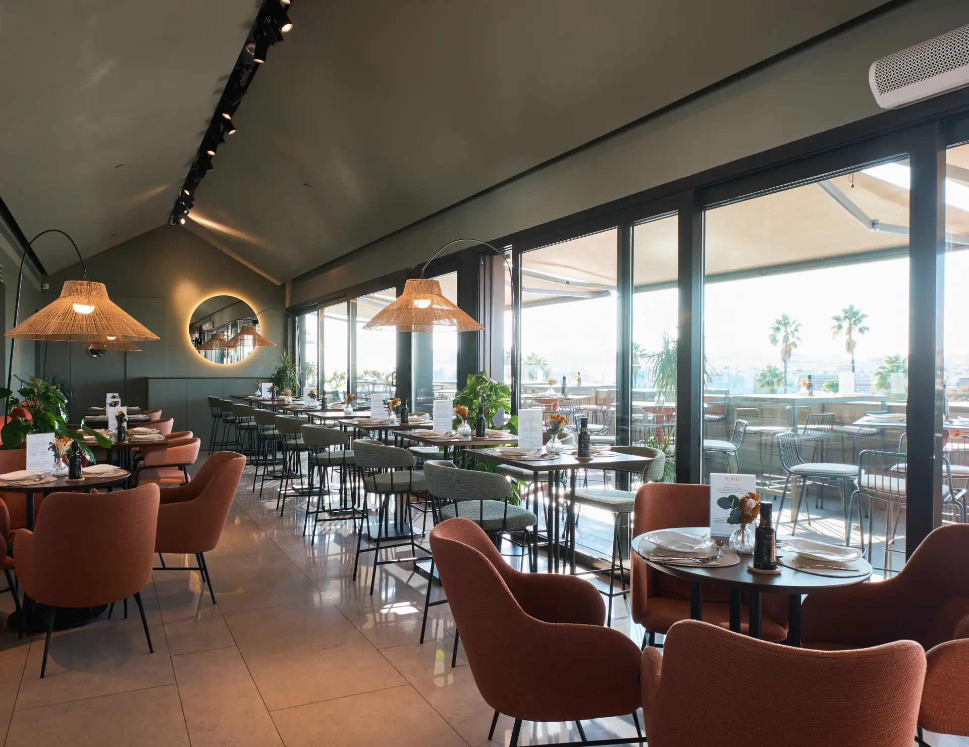 Restaurante elegante con vistas al exterior y decoraci&oacute;n moderna.