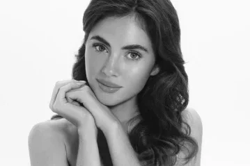 Retrato en blanco y negro de una mujer con el cabello ondulado