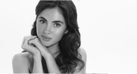 Retrato en blanco y negro de una mujer con el cabello ondulado