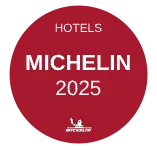 Rueda roja de hoteles Michelin, a&ntilde;o 2025, logo de Michelin abajo.