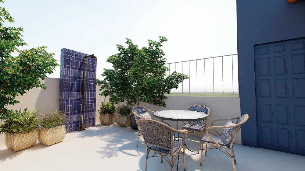 Terraza con muebles de exterior, plantas y ducha de pared azul.