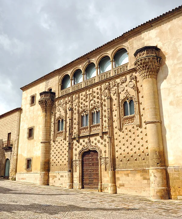Edificio hist&oacute;rico con fachada ornada y ventanas arqueadas.