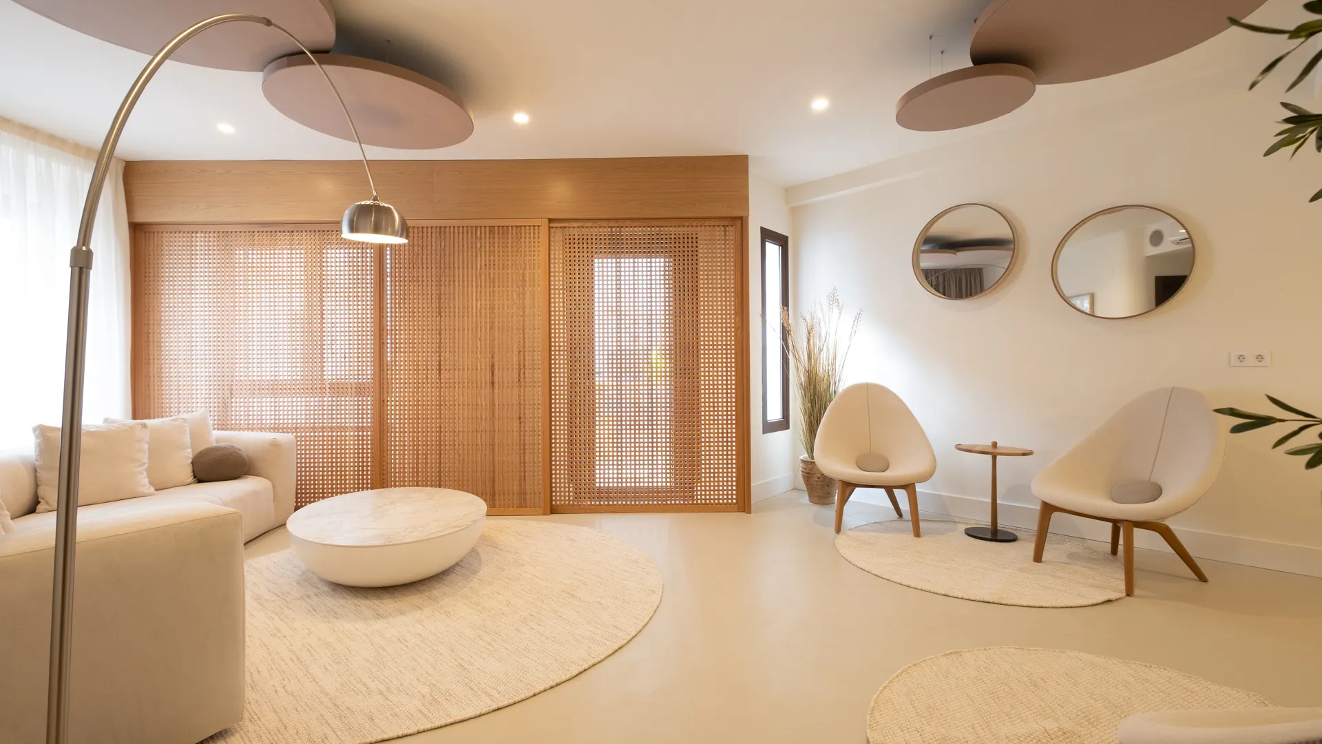 Sala minimalista con muebles neutros y luz natural.