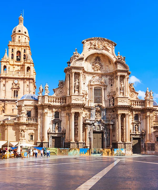 Fachada de una catedral barroca con cielo despejado en el fondo.