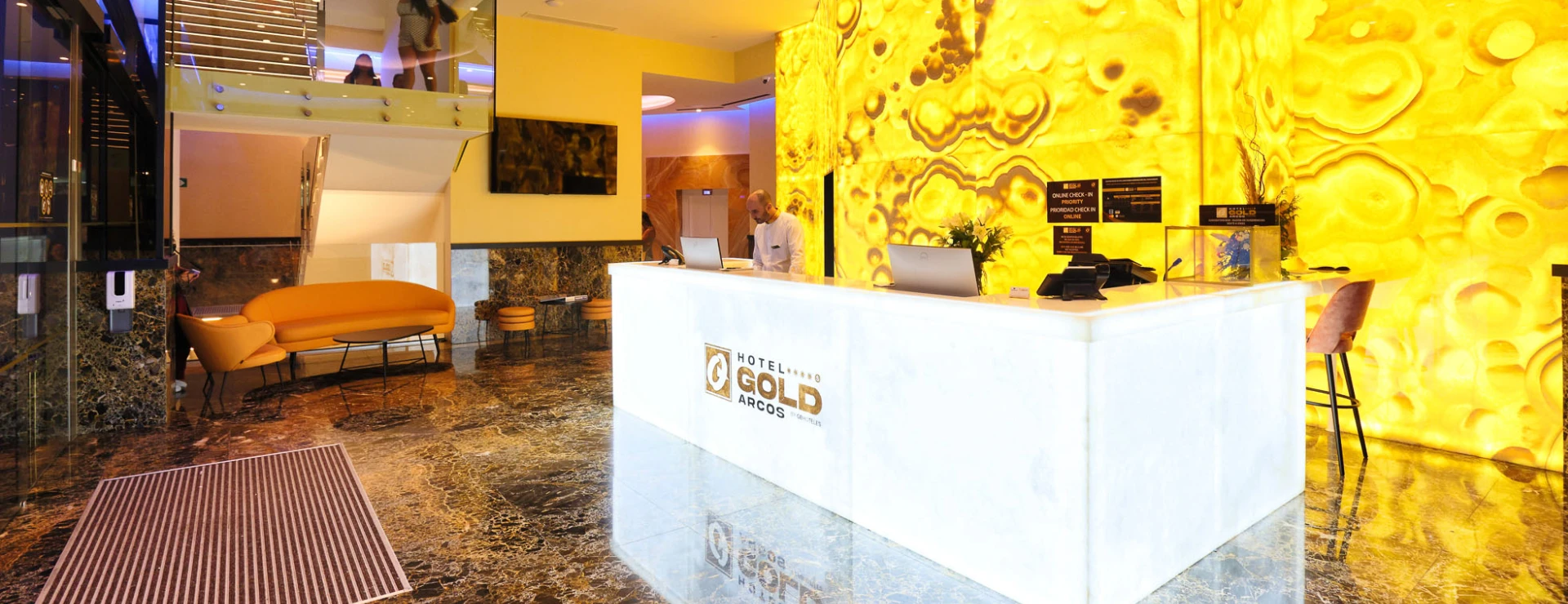 Recepci&oacute;n iluminada de un hotel con dise&ntilde;o moderno y elegante.