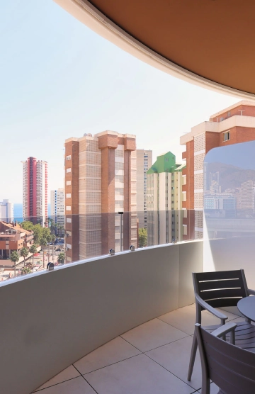 Vista desde balc&oacute;n a edificios y cielo despejado.