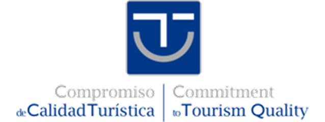 Logo con un rostro sonriente, compromiso con la calidad tur&iacute;stica.