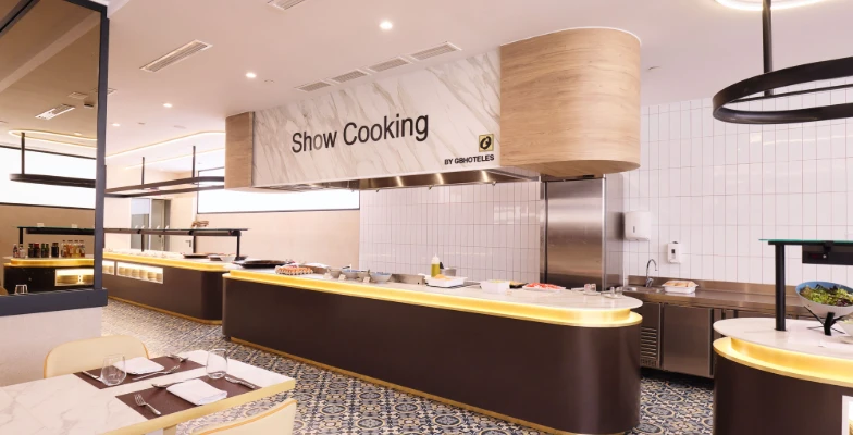 Cocina de exhibici&oacute;n moderna con iluminaci&oacute;n c&aacute;lida y decoraci&oacute;n elegante.