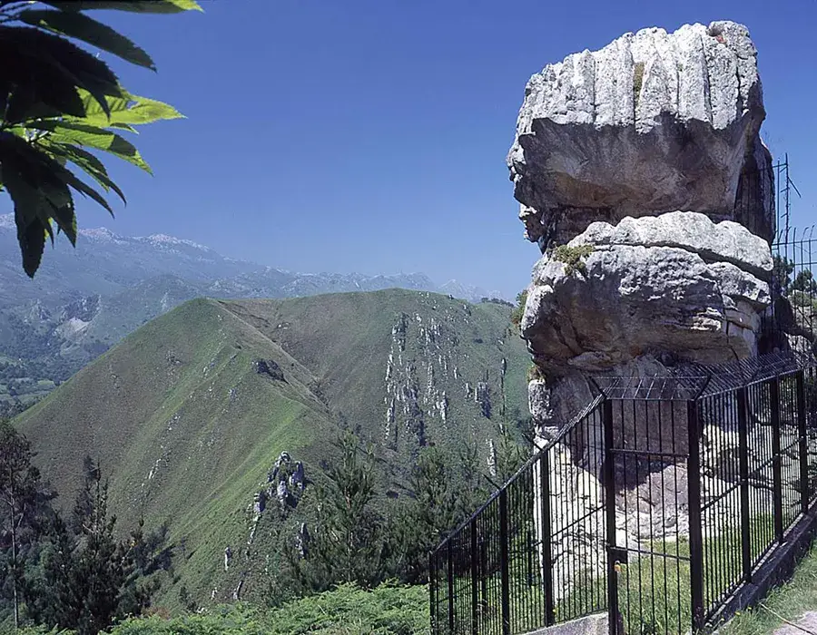 Mirador con formaciones rocosas y monta&ntilde;as al fondo, cielo despejado.