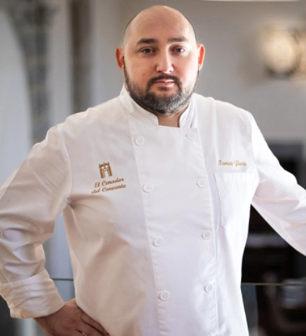 Lo siento, no s&eacute; qui&eacute;n es. Hombre con uniforme de chef blanco, de pie en interior.