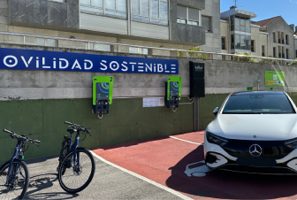 Estaci&oacute;n de carga para veh&iacute;culos el&eacute;ctricos y bicicletas en un sitio urbano.