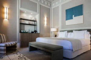 Dormir entre Tàpies, Arroyo y Canogar: tres hoteles Hospes donde el arte transforma la experiencia - Hospes Hotels
