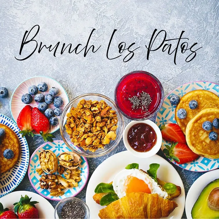 Collage de brunch: frutas, jugo, granola y huevos, con el texto &ldquo;Brunch Los Patos&rdquo;