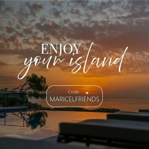 Atardecer en una isla tropical con texto &ldquo;Enjoy your island&rdquo; y c&oacute;digo MARICELFRIENDS