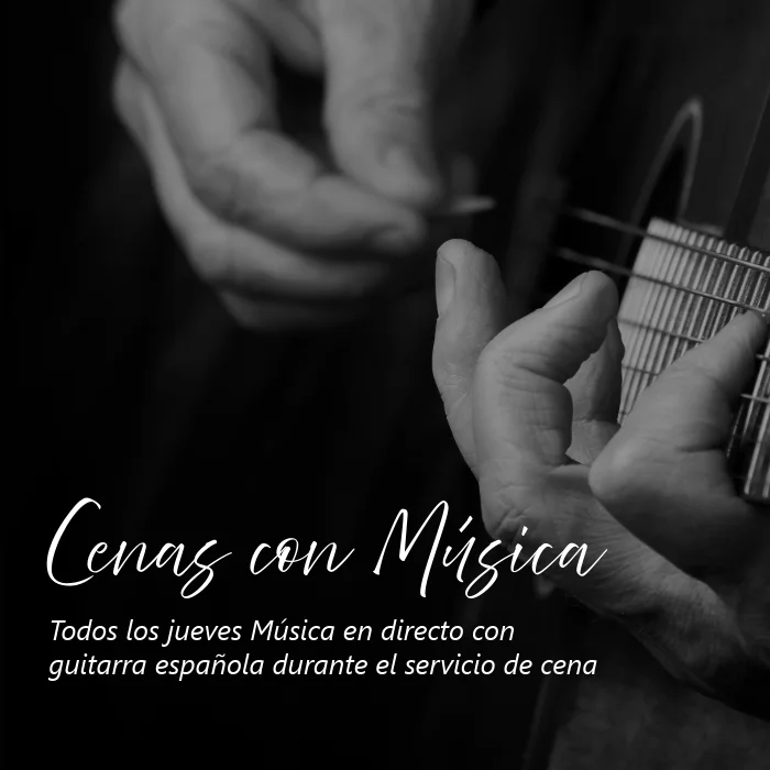 Manos de un guitarrista tocando la guitarra durante el servicio de cena