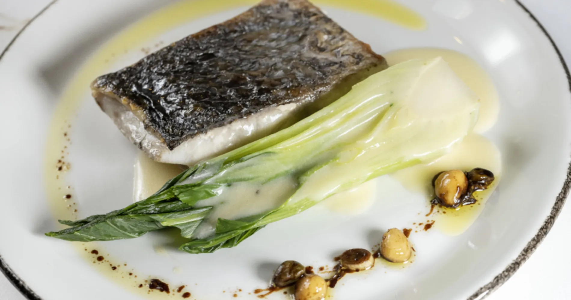 Bacalao sellado con esp&aacute;rragos y mejillones en salsa cremosa amarilla