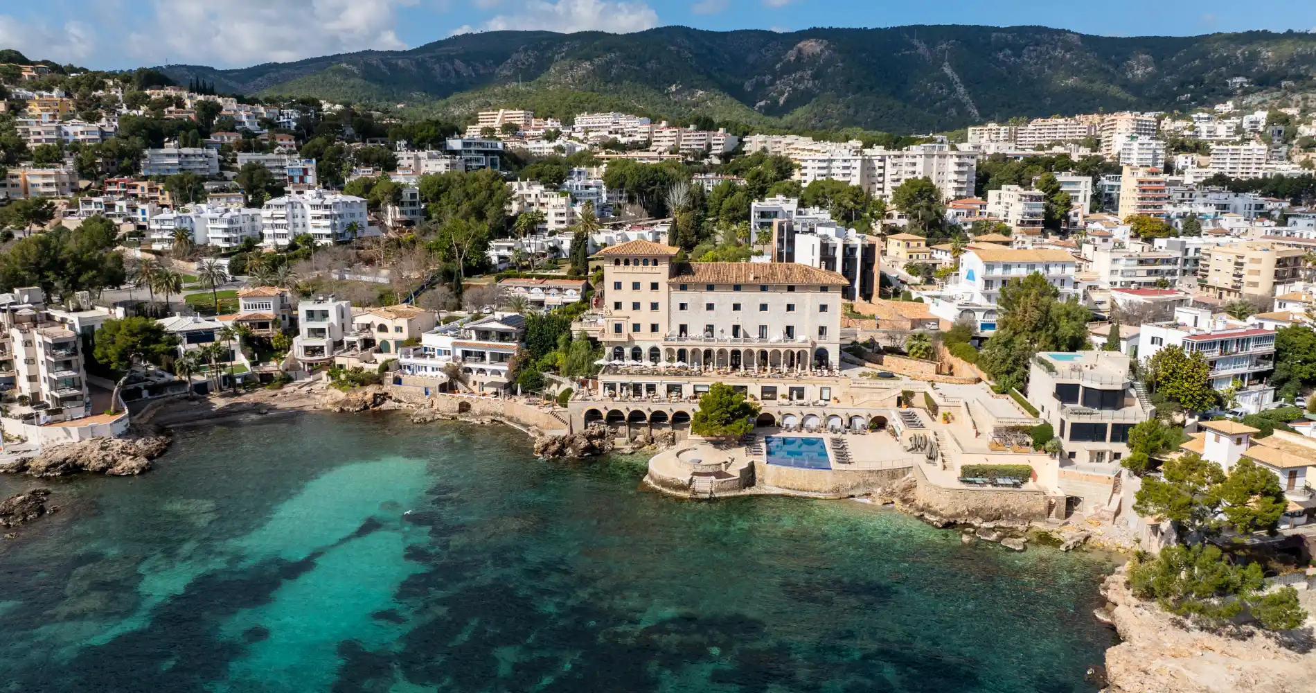Vista a&eacute;rea de un hotel junto al mar turquesa en una costa mediterr&aacute;nea