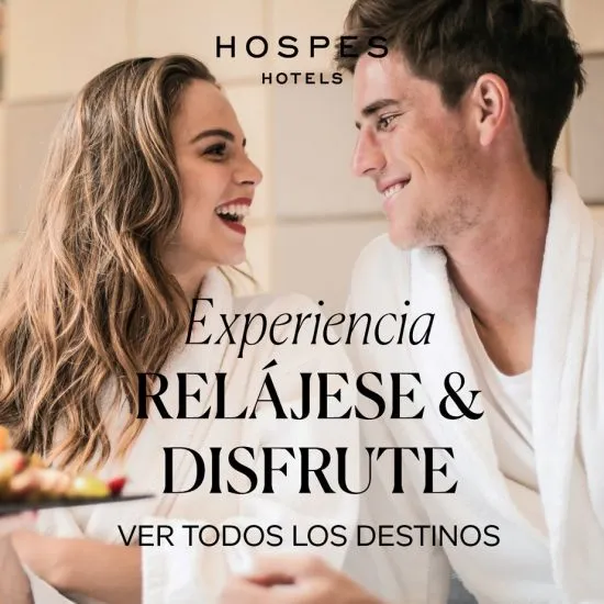 Pareja sonriendo en hotel: &ldquo;Experiencia Rel&aacute;jese y Disfrute&rdquo;