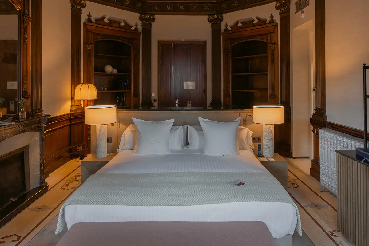 Dormitorio elegante con cama doble y dos l&aacute;mparas sobre mesitas de noche