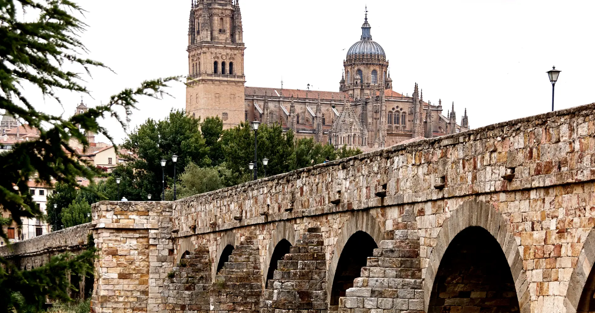 Vista de la catedral y puentes de piedra con arcos, al fondo.