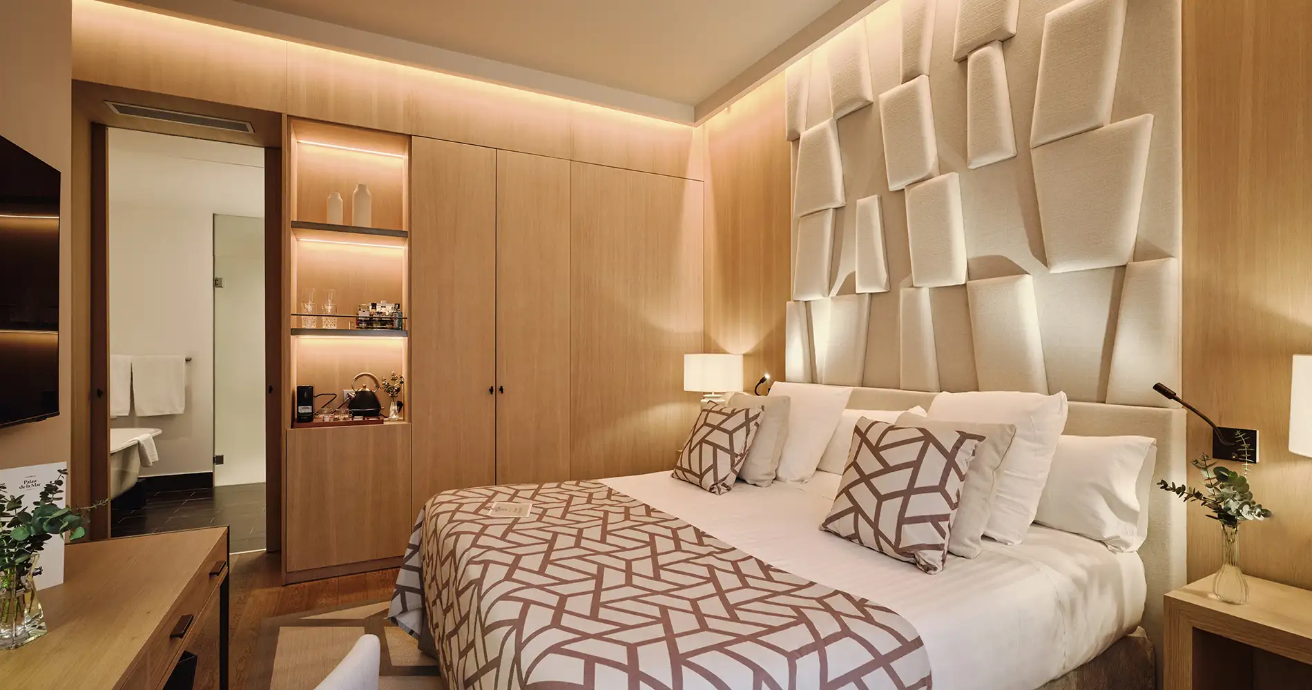 Dormitorio moderno con cama blanca, l&aacute;mparas e iluminaci&oacute;n c&aacute;lida interior