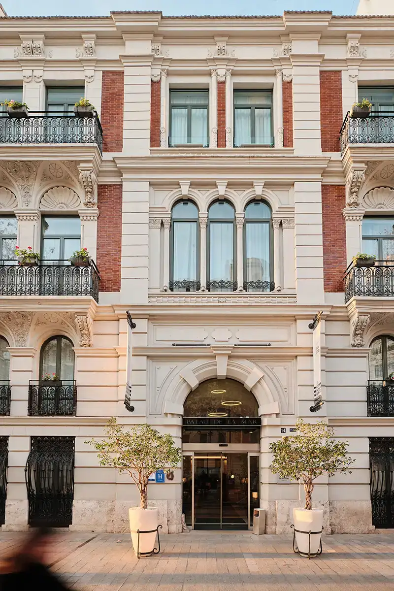 Fachada de edificio con arcos y entrada &ldquo;Palau de la Mar&rdquo; en Valencia