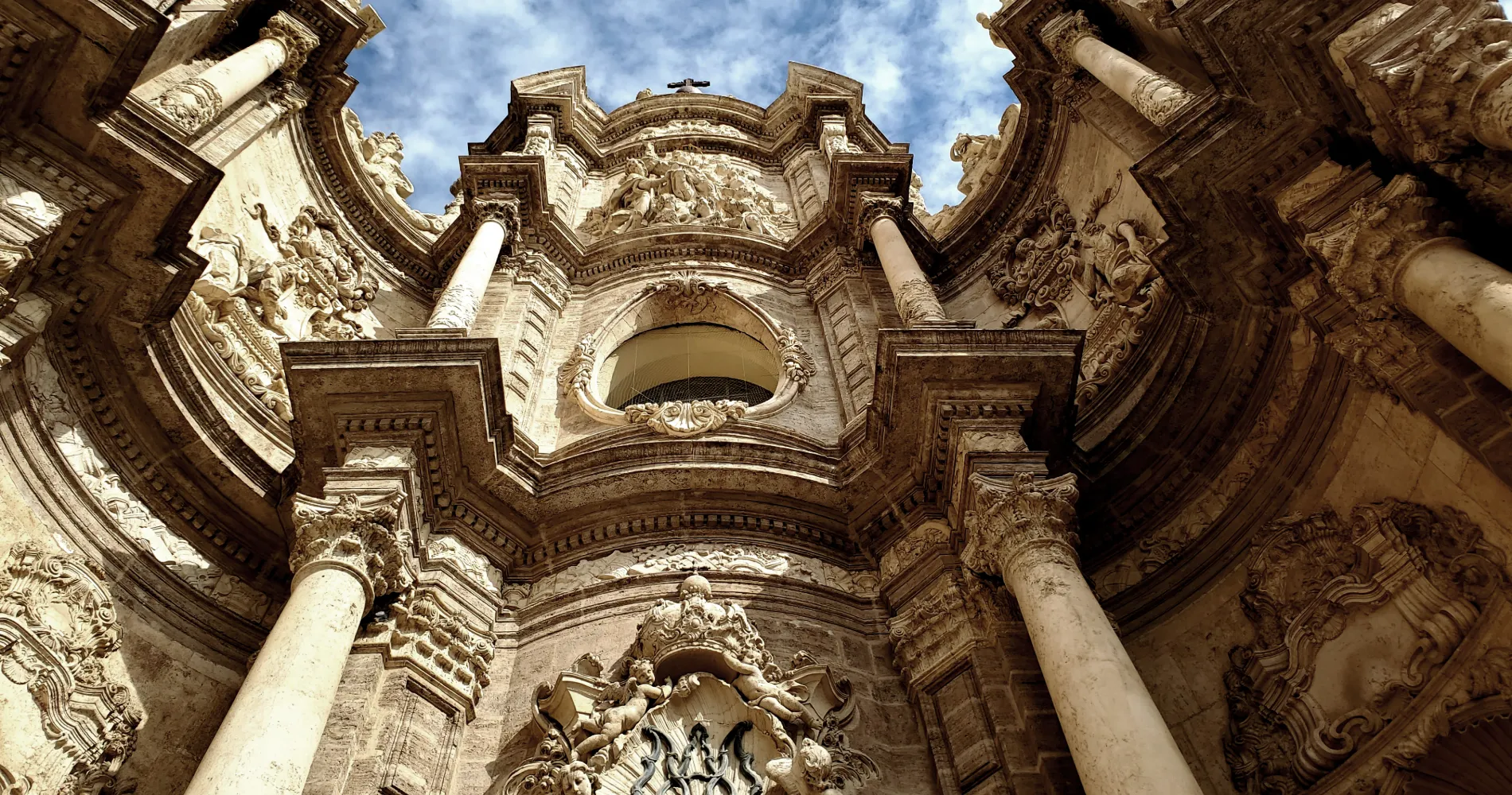Vista desde abajo de una iglesia barroca con columnas y front&oacute;n decorado