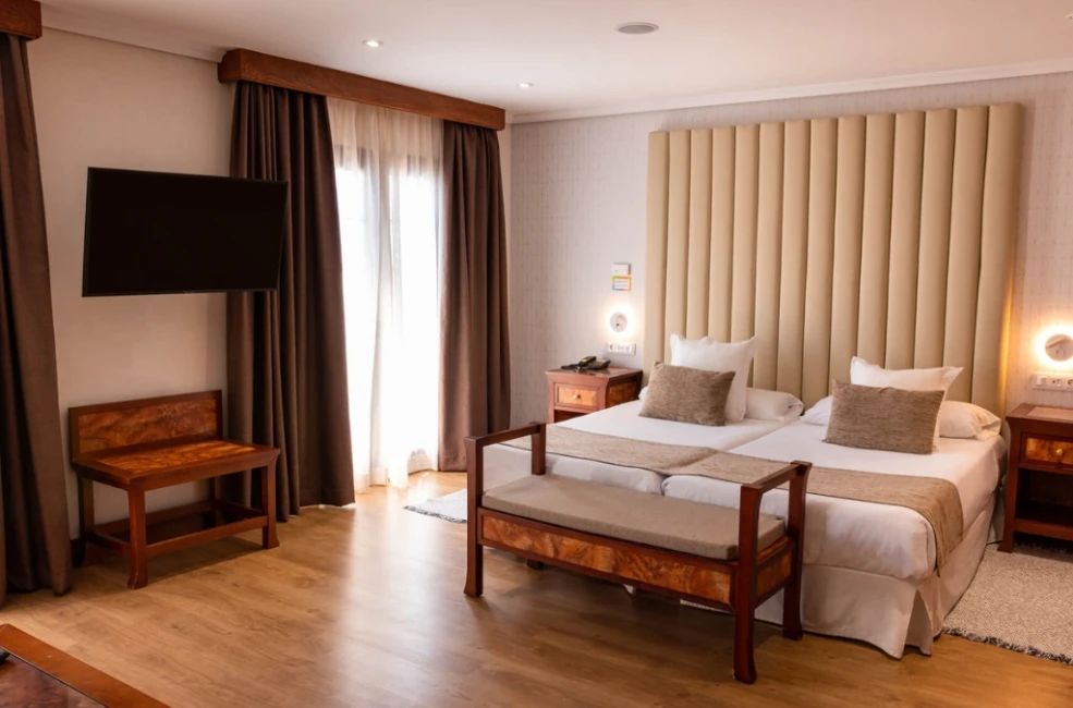 Dormitorio moderno con dos camas, cortinas y TV de pantalla plana