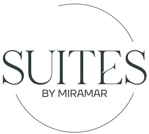 Logo con texto "SUITES BY MIRAMAR" dentro de un c&iacute;rculo.