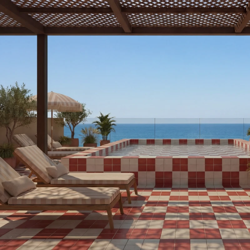 Terraza con piscina y tumbonas, cubierta con p&eacute;rgola, vista al mar.