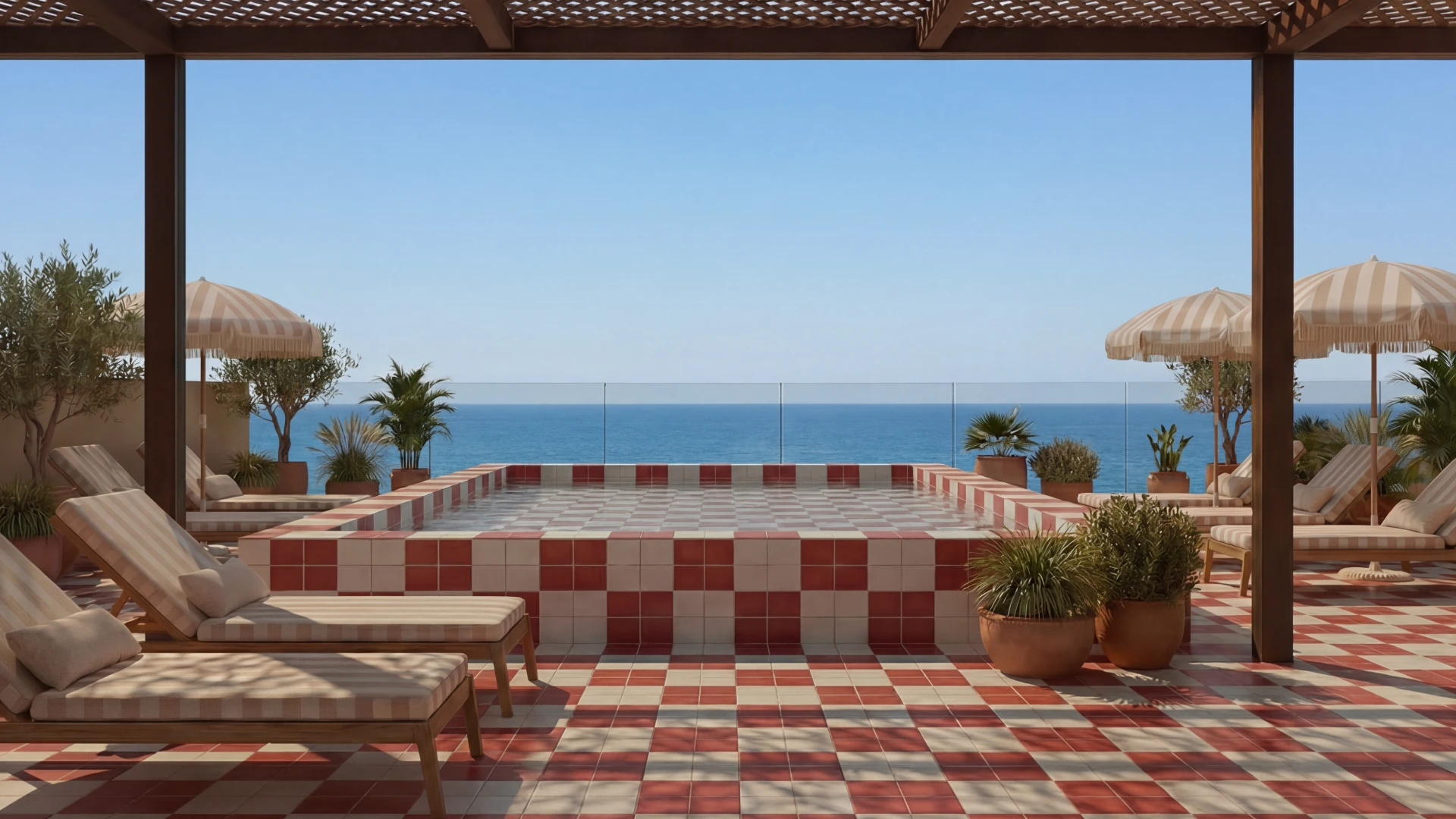 Terraza junto al mar con piscina elevada, tumbonas y sombrillas rayadas bajo p&eacute;rgola de madera.