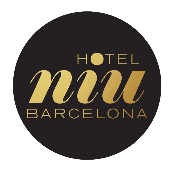 Logo del Hotel Niu Barcelona en letras doradas sobre fondo negro