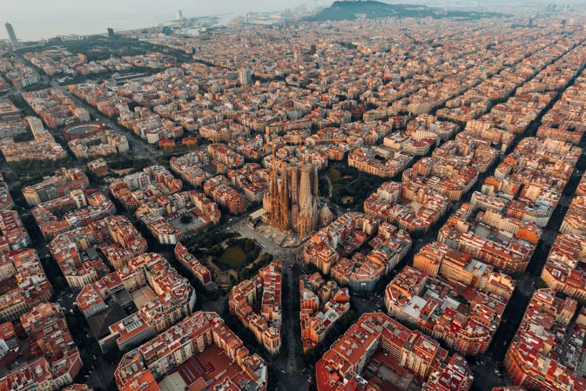 Vista a&eacute;rea de una ciudad con la Sagrada Familia y edificios del barrio